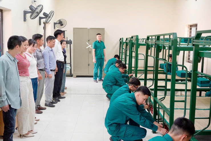 XÃ KIM ANH TỔ CHỨC LỄ CÔNG BỐ QUYẾT ĐỊNH THÀNH LẬP VÀ RA MẮT TRUNG ĐỘI DÂN QUÂN THƯỜNG TRỰC- Ảnh 6.