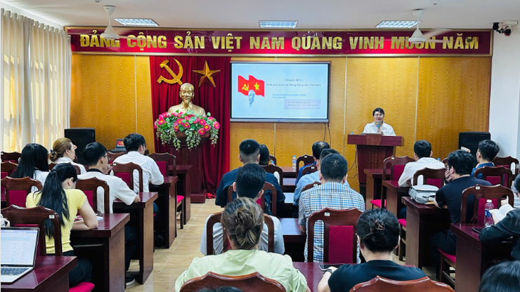 Khai giảng lớp bồi dưỡng nhận thức về Đảng khóa V/2026 tại Trung tâm Chính trị phường Tây Hồ- Ảnh 2.