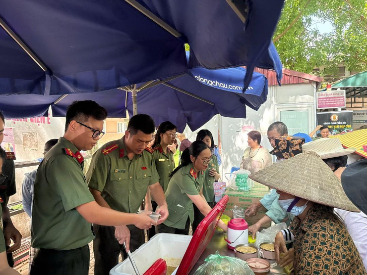 Công an phường Tây Hồ trao yêu thương tới bệnh nhi và người bệnh có hoàn cảnh khó khăn- Ảnh 1.