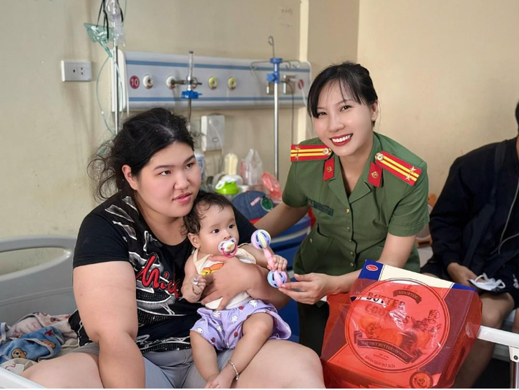 Công an phường Tây Hồ trao yêu thương tới bệnh nhi và người bệnh có hoàn cảnh khó khăn- Ảnh 2.
