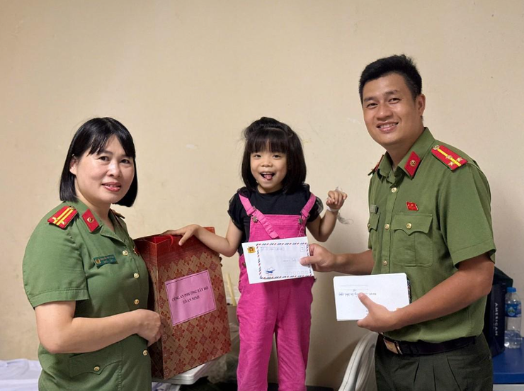 Công an phường Tây Hồ trao yêu thương tới bệnh nhi và người bệnh có hoàn cảnh khó khăn- Ảnh 3.