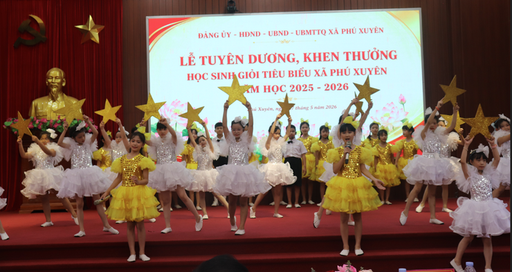 Phú Xuyên lan tỏa truyền thống hiếu học qua Lễ tuyên dương học sinh tiêu biểu năm học 2025 – 2026- Ảnh 1.