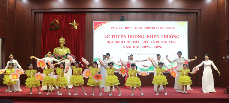 Phú Xuyên lan tỏa truyền thống hiếu học qua Lễ tuyên dương học sinh tiêu biểu năm học 2025 – 2026- Ảnh 2.