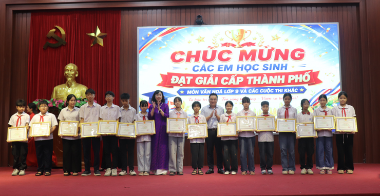 Phú Xuyên lan tỏa truyền thống hiếu học qua Lễ tuyên dương học sinh tiêu biểu năm học 2025 – 2026- Ảnh 13.