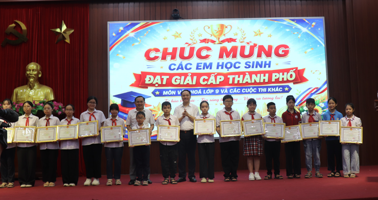 Phú Xuyên lan tỏa truyền thống hiếu học qua Lễ tuyên dương học sinh tiêu biểu năm học 2025 – 2026- Ảnh 15.