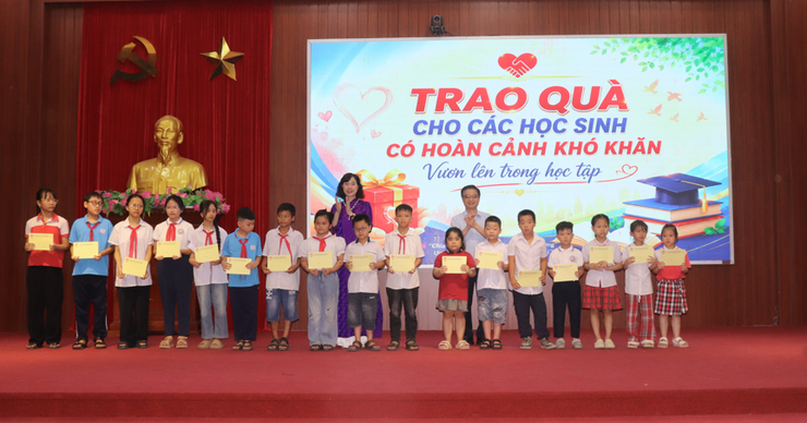 Phú Xuyên lan tỏa truyền thống hiếu học qua Lễ tuyên dương học sinh tiêu biểu năm học 2025 – 2026- Ảnh 16.