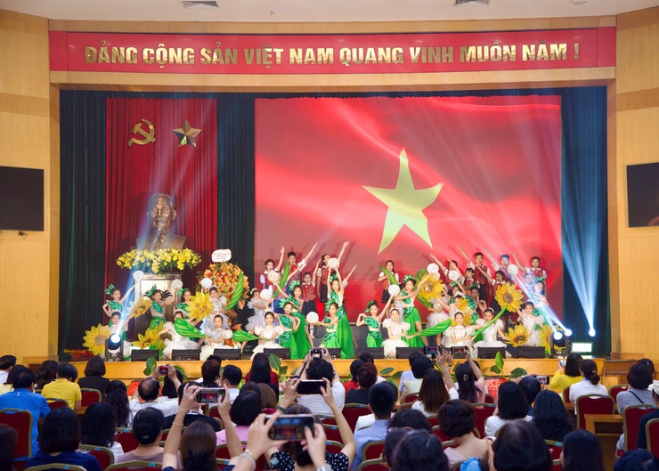 LỄ TUYÊN DƯƠNG HỌC SINH GIỎI TIÊU BIỂU PHƯỜNG HOÀN KIẾM: KHẲNG ĐỊNH CHẤT LƯỢNG GIÁO DỤC TOÀN DIỆN TRONG THỜI KỲ CHUYỂN ĐỔI SỐ- Ảnh 8.