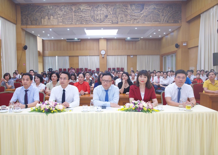 LỄ TUYÊN DƯƠNG HỌC SINH GIỎI TIÊU BIỂU PHƯỜNG HOÀN KIẾM: KHẲNG ĐỊNH CHẤT LƯỢNG GIÁO DỤC TOÀN DIỆN TRONG THỜI KỲ CHUYỂN ĐỔI SỐ- Ảnh 2.