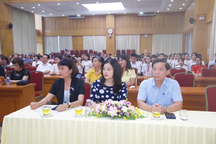 LỄ TUYÊN DƯƠNG HỌC SINH GIỎI TIÊU BIỂU PHƯỜNG HOÀN KIẾM: KHẲNG ĐỊNH CHẤT LƯỢNG GIÁO DỤC TOÀN DIỆN TRONG THỜI KỲ CHUYỂN ĐỔI SỐ- Ảnh 3.