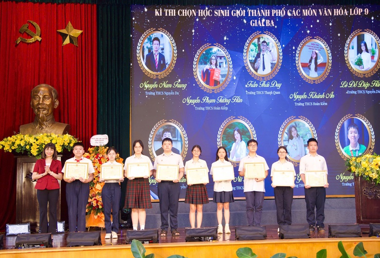 LỄ TUYÊN DƯƠNG HỌC SINH GIỎI TIÊU BIỂU PHƯỜNG HOÀN KIẾM: KHẲNG ĐỊNH CHẤT LƯỢNG GIÁO DỤC TOÀN DIỆN TRONG THỜI KỲ CHUYỂN ĐỔI SỐ- Ảnh 6.