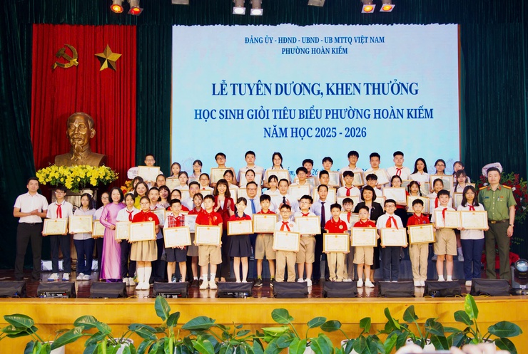 LỄ TUYÊN DƯƠNG HỌC SINH GIỎI TIÊU BIỂU PHƯỜNG HOÀN KIẾM: KHẲNG ĐỊNH CHẤT LƯỢNG GIÁO DỤC TOÀN DIỆN TRONG THỜI KỲ CHUYỂN ĐỔI SỐ- Ảnh 1.