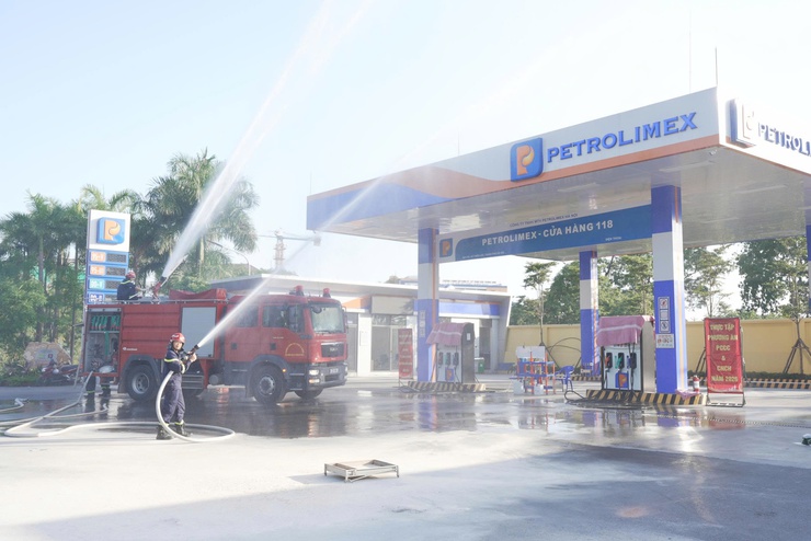 Thực tập phương án chữa cháy và cứu nạn, cứu hộ tại Cửa hàng xăng dầu 118 xã Thiên Lộc.- Ảnh 4.