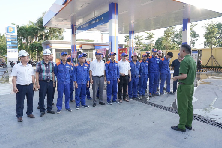 Thực tập phương án chữa cháy và cứu nạn, cứu hộ tại Cửa hàng xăng dầu 118 xã Thiên Lộc.- Ảnh 1.