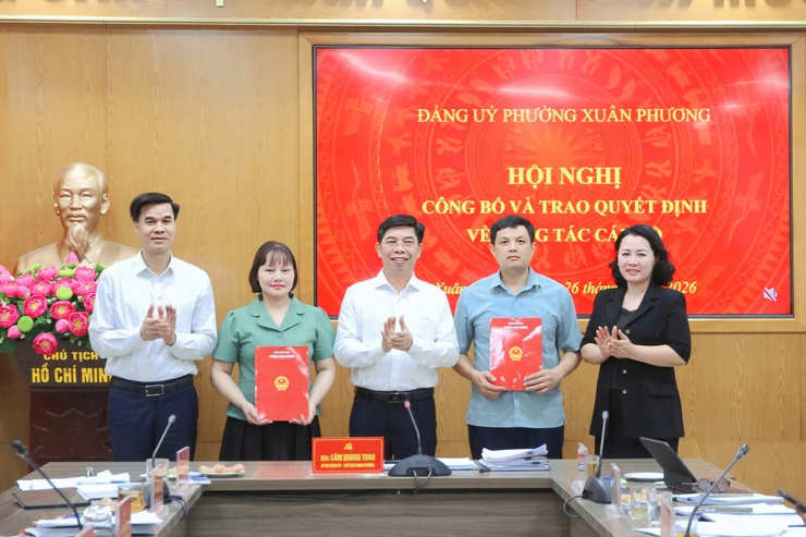Đảng ủy phường Xuân Phương công bố và trao quyết định biệt phái cán bộ phục vụ công tác giải phóng mặt bằng- Ảnh 1.