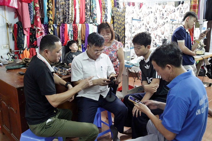 Xuân Mai đồng loạt ra quân hỗ trợ người dân tích hợp tài khoản an sinh xã hội, cấp chữ ký số cá nhân trên VNeID- Ảnh 1.