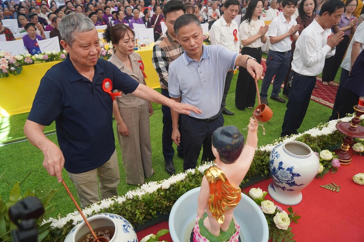 ĐẠI LỄ PHẬT ĐẢN TẠI CHÙA LINH ỨNG: TRANG NGHIÊM NGHI LỄ, SẺ CHIA YÊU THƯƠNG- Ảnh 13.