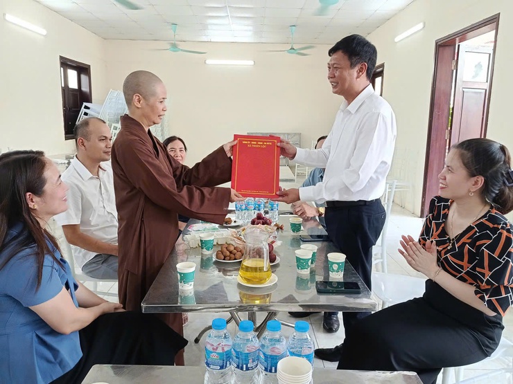 Đoàn công tác xã Thiên Lộc thăm, tặng quà 4 chùa trên địa bàn nhân dịp Đại lễ Phật đản Phật lịch 2570 – Dương lịch 2026- Ảnh 1.