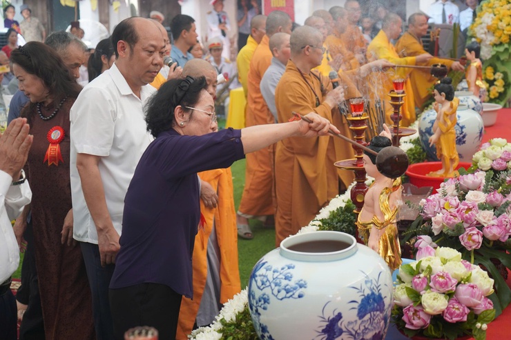ĐẠI LỄ PHẬT ĐẢN TẠI CHÙA LINH ỨNG: TRANG NGHIÊM NGHI LỄ, SẺ CHIA YÊU THƯƠNG- Ảnh 12.