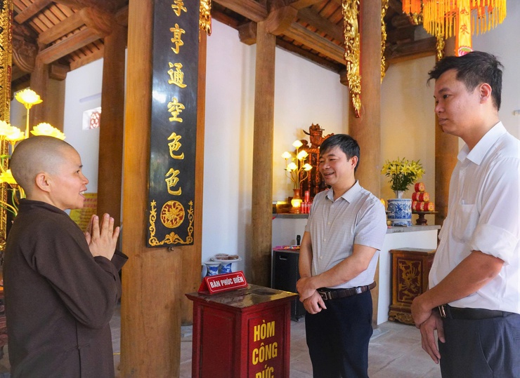 Đồng chí Vũ Xuân Hùng, Chủ tịch UBND xã Hòa Phú thăm, chúc mừng các cơ sở Phật giáo nhân Đại lễ Phật đản Phật lịch 2570 - Dương lịch 2026- Ảnh 1.