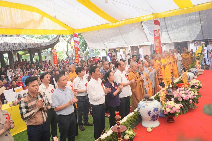 ĐẠI LỄ PHẬT ĐẢN TẠI CHÙA LINH ỨNG: TRANG NGHIÊM NGHI LỄ, SẺ CHIA YÊU THƯƠNG- Ảnh 1.