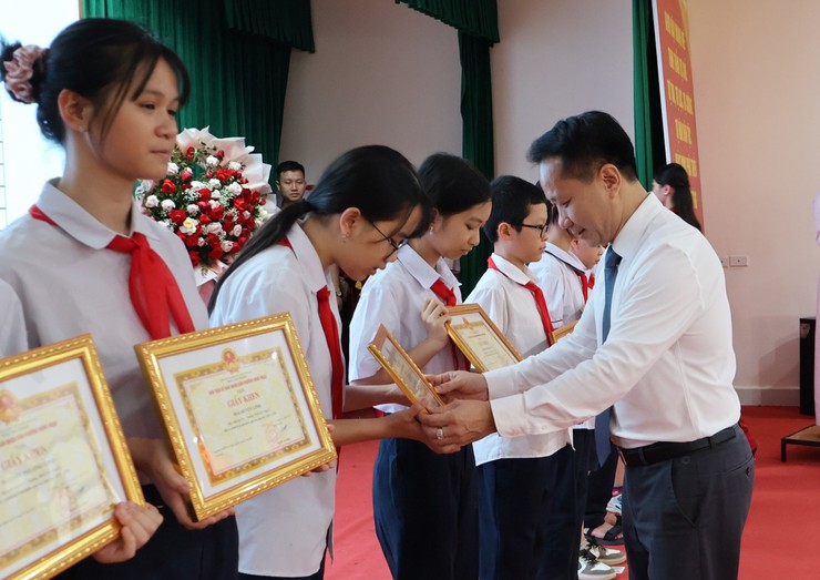 Đông Ngạc tuyên dương khen thưởng cán bộ quản lý, giáo viên, học sinh tiêu biểu xuất sắc năm học 2025-2026- Ảnh 5.