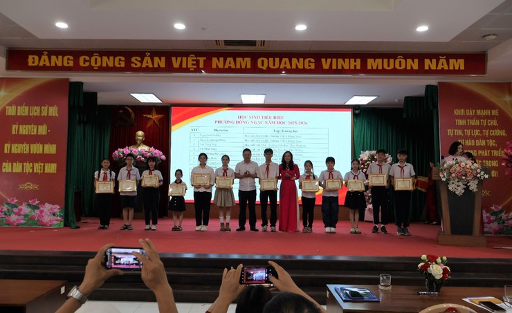 Đông Ngạc tuyên dương khen thưởng cán bộ quản lý, giáo viên, học sinh tiêu biểu xuất sắc năm học 2025-2026- Ảnh 6.
