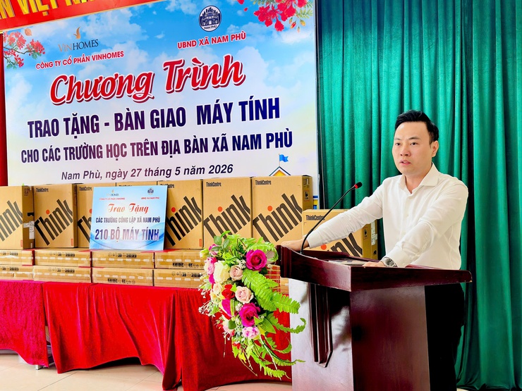 Công ty cổ phần Vinhomes trao tặng 210 bộ máy tính cho các trường học trên địa bàn xã Nam Phù- Ảnh 2.