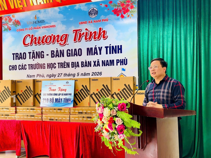 Công ty cổ phần Vinhomes trao tặng 210 bộ máy tính cho các trường học trên địa bàn xã Nam Phù- Ảnh 5.