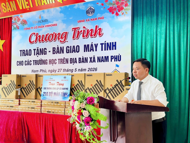 Công ty cổ phần Vinhomes trao tặng 210 bộ máy tính cho các trường học trên địa bàn xã Nam Phù- Ảnh 6.