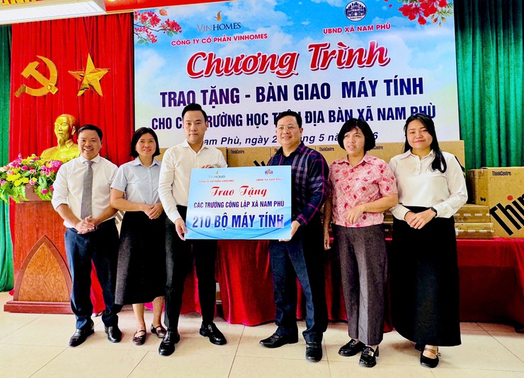 Công ty cổ phần Vinhomes trao tặng 210 bộ máy tính cho các trường học trên địa bàn xã Nam Phù- Ảnh 1.