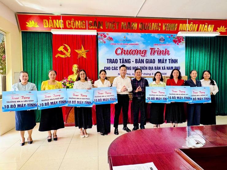 Công ty cổ phần Vinhomes trao tặng 210 bộ máy tính cho các trường học trên địa bàn xã Nam Phù- Ảnh 3.