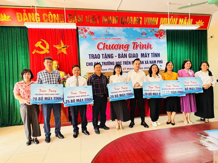 Công ty cổ phần Vinhomes trao tặng 210 bộ máy tính cho các trường học trên địa bàn xã Nam Phù- Ảnh 4.