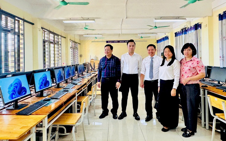 Công ty cổ phần Vinhomes trao tặng 210 bộ máy tính cho các trường học trên địa bàn xã Nam Phù- Ảnh 7.