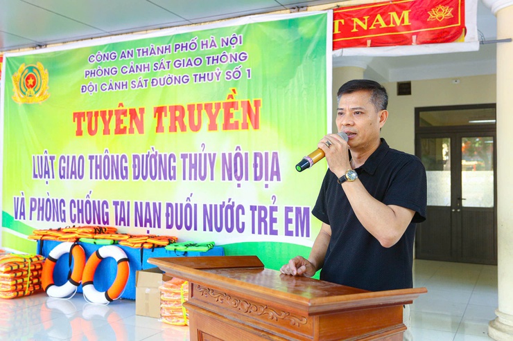 Cảnh sát đường thủy trang bị "phao" chống đuối nước cho học sinh xã đảo duy nhất Hà Nội- Ảnh 5.