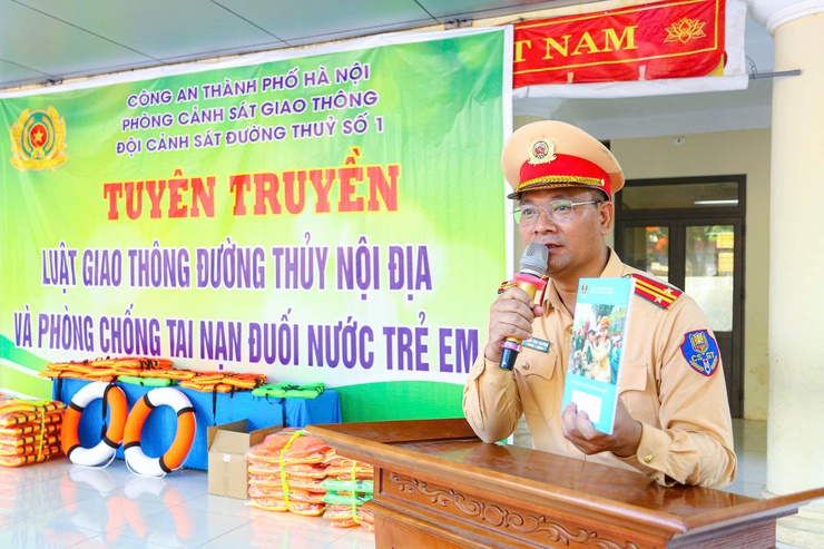 Cảnh sát đường thủy trang bị "phao" chống đuối nước cho học sinh xã đảo duy nhất Hà Nội- Ảnh 1.
