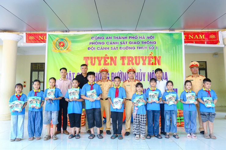 Cảnh sát đường thủy trang bị "phao" chống đuối nước cho học sinh xã đảo duy nhất Hà Nội- Ảnh 6.