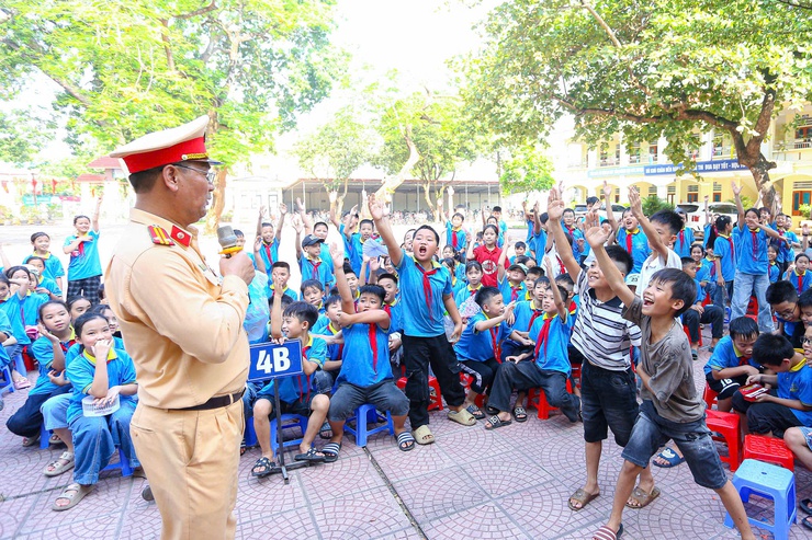 Cảnh sát đường thủy trang bị "phao" chống đuối nước cho học sinh xã đảo duy nhất Hà Nội- Ảnh 4.