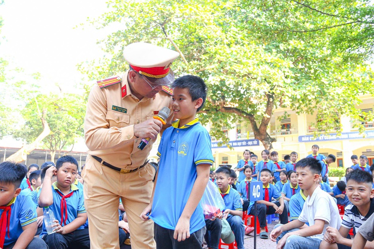 Cảnh sát đường thủy trang bị "phao" chống đuối nước cho học sinh xã đảo duy nhất Hà Nội- Ảnh 3.