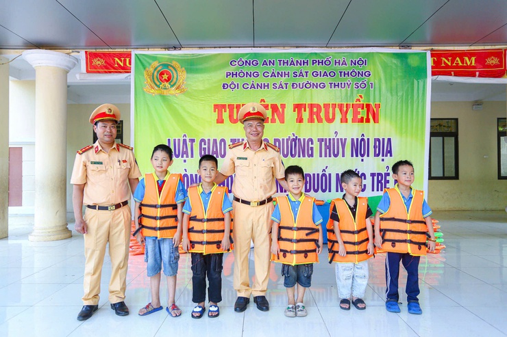 Cảnh sát đường thủy trang bị "phao" chống đuối nước cho học sinh xã đảo duy nhất Hà Nội- Ảnh 8.