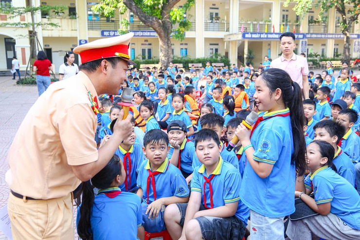 Cảnh sát đường thủy trang bị "phao" chống đuối nước cho học sinh xã đảo duy nhất Hà Nội- Ảnh 2.