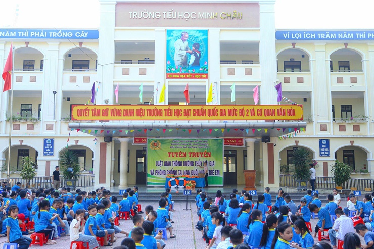 Cảnh sát đường thủy trang bị "phao" chống đuối nước cho học sinh xã đảo duy nhất Hà Nội- Ảnh 9.