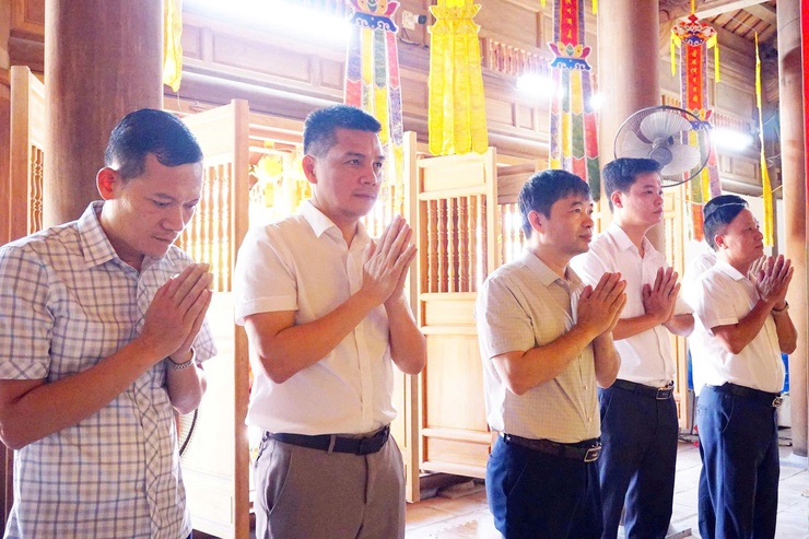 Đồng chí Vũ Xuân Hùng, Chủ tịch UBND xã Hòa Phú thăm, chúc mừng các cơ sở Phật giáo nhân Đại lễ Phật đản Phật lịch 2570 - Dương lịch 2026- Ảnh 2.