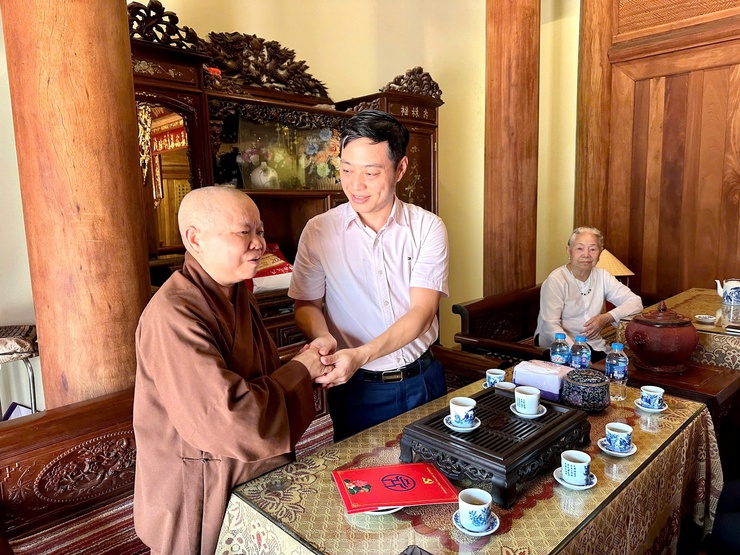 Lãnh đạo phường Phú Thượng thăm, chúc mừng các cơ sở Phật giáo nhân dịp Đại lễ Phật đản Phật lịch 2570 – Dương lịch 2026- Ảnh 2.