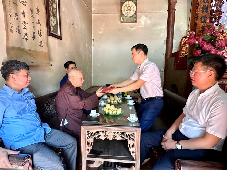 Lãnh đạo phường Phú Thượng thăm, chúc mừng các cơ sở Phật giáo nhân dịp Đại lễ Phật đản Phật lịch 2570 – Dương lịch 2026- Ảnh 1.