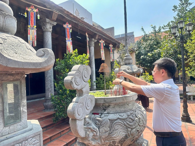Lãnh đạo phường Phú Thượng thăm, chúc mừng các cơ sở Phật giáo nhân dịp Đại lễ Phật đản Phật lịch 2570 – Dương lịch 2026- Ảnh 7.