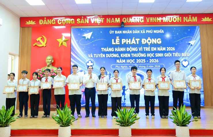 Phú Nghĩa phát động Tháng hành động vì trẻ em năm 2026 và tuyên dương, khen thưởng học sinh giỏi tiêu biểu năm học 2025 - 2026- Ảnh 10.