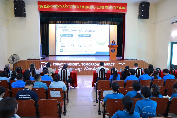 Sinh viên Trường Đại học Thủ đô Hà Nội tham gia thực hành dịch vụ công trực tuyến, lan tỏa tinh thần “Thanh niên số” vì cộng đồng- Ảnh 1.