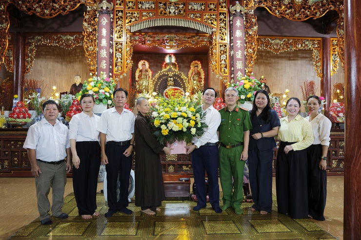 Đồng chí Trịnh Tiến Tường - Bí thư Đảng ủy, Chủ tịch HĐND xã Phú Nghĩa thăm, chúc mừng tăng ni, phật tử chùa Nghĩa Hảo và chùa Nghiêm Quang nhân dịp Đại lễ Phật đản Phật lịch 2570- Dương lịch 2026- Ảnh 2.