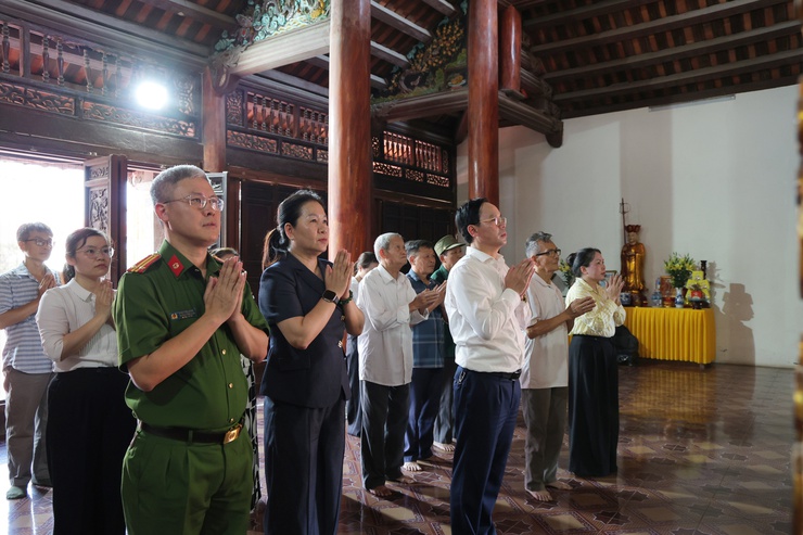 Đồng chí Trịnh Tiến Tường - Bí thư Đảng ủy, Chủ tịch HĐND xã Phú Nghĩa thăm, chúc mừng tăng ni, phật tử chùa Nghĩa Hảo và chùa Nghiêm Quang nhân dịp Đại lễ Phật đản Phật lịch 2570- Dương lịch 2026- Ảnh 3.