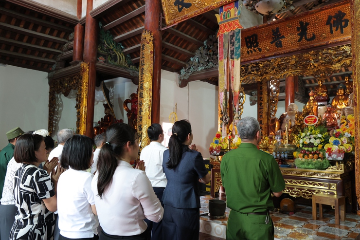 Đồng chí Trịnh Tiến Tường - Bí thư Đảng ủy, Chủ tịch HĐND xã Phú Nghĩa thăm, chúc mừng tăng ni, phật tử chùa Nghĩa Hảo và chùa Nghiêm Quang nhân dịp Đại lễ Phật đản Phật lịch 2570- Dương lịch 2026- Ảnh 4.